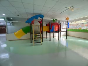 Sàn trường học được sơn lớp PU bóng lì, giảm khả năng trơn trượt, đảm bảo an toàn cho bé 