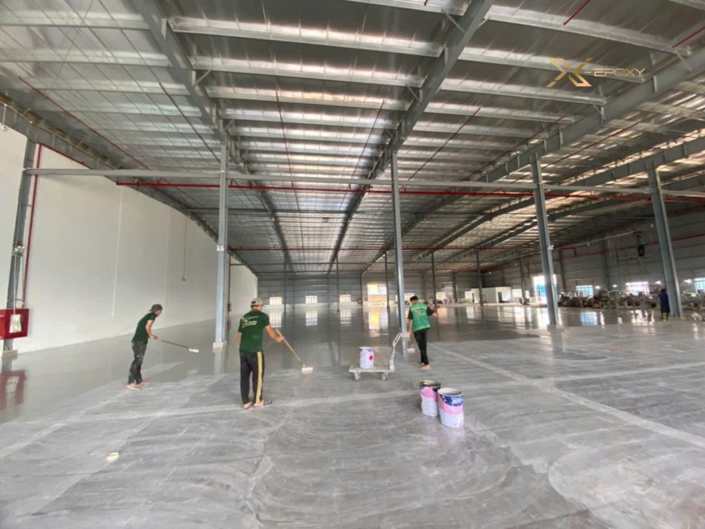 Bột đá CaCO3: Giải pháp xử lý nền xốp 3.500m² tại KCN Dầu Giây 9 Quá trình lăn phủ lớp sơn lót/sơn lớp 1 mượt mà trên bề mặt đã được xử lý nền