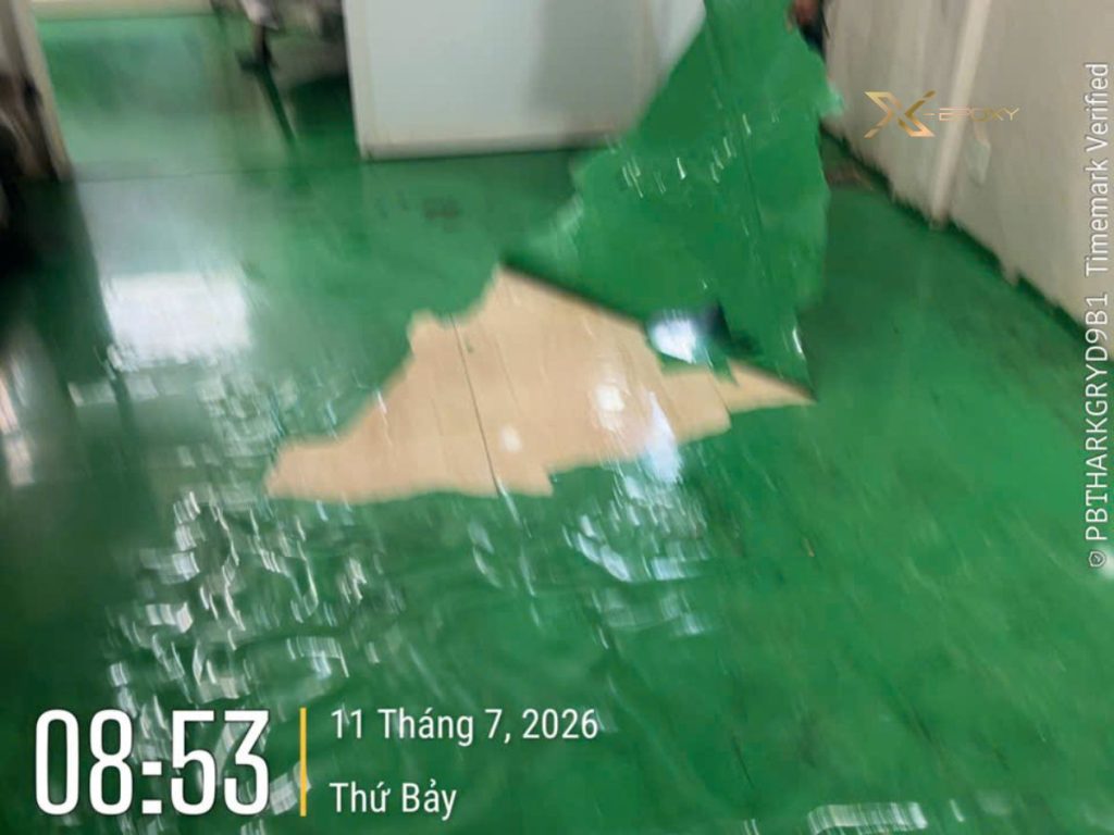 Cải tạo sàn Epoxy 32m² khu bếp công nghiệp tại An Lạc, Bình Tân 8 Thợ kỹ thuật dễ dàng bóc tách từng mảng sơn cũ bị lột ra như tấm bạt khỏi nền gạch men bóng