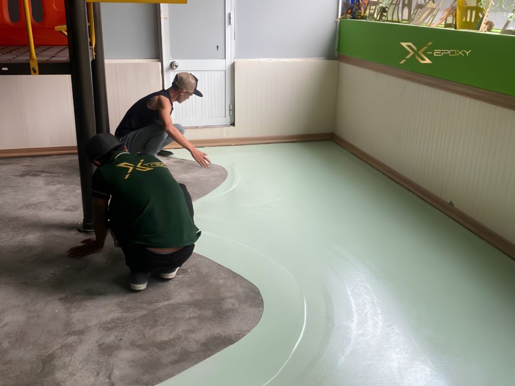 Hoàn thành hạng mục sơn lăn Epoxy cho Trường Mầm non Hoàng Ngọc - Thủ Đức 9 Thợ X-Epoxy tiến hành những đi những họa tiết một cách tỉ mỉ