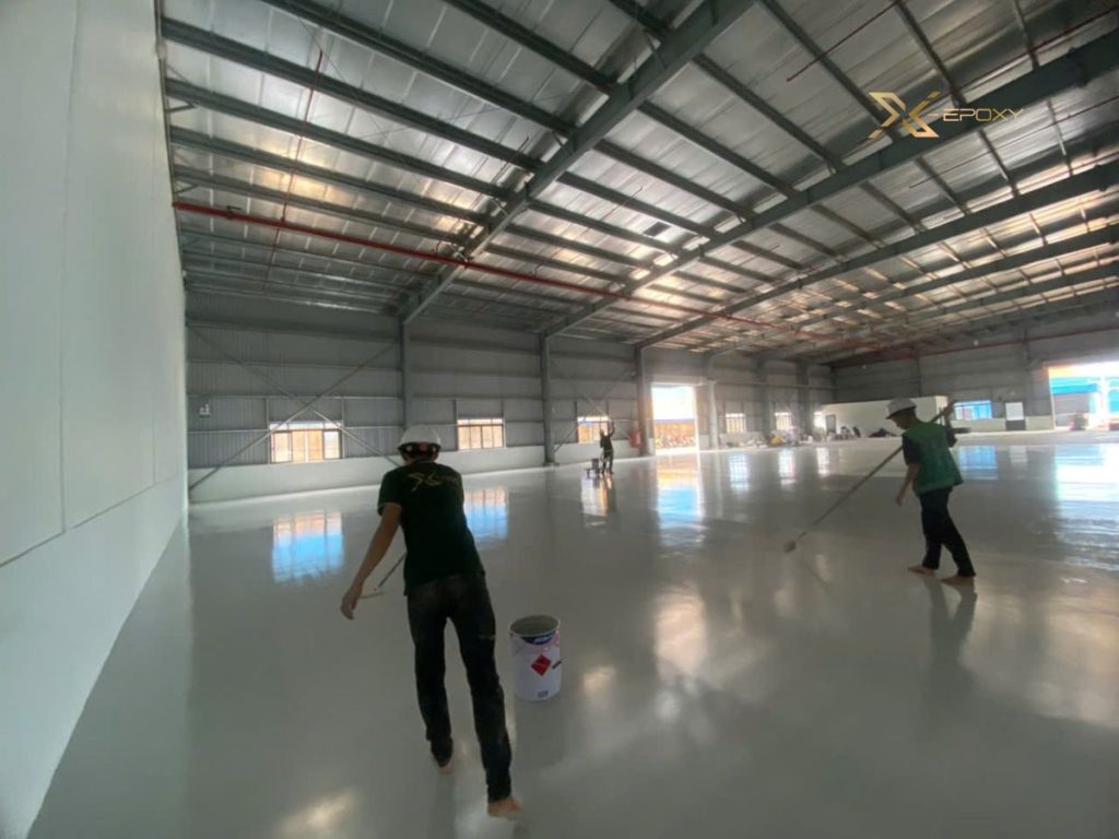 Bột đá CaCO3: Giải pháp xử lý nền xốp 3.500m² tại KCN Dầu Giây 10 Thợ X-Epoxy đang từng bước hoàn thiện lớp phủ thứ 2