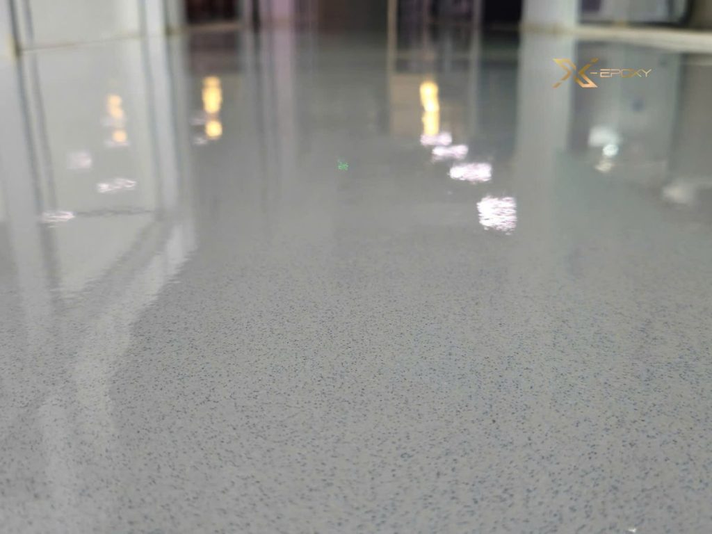 Giải pháp sơn tự san phẳng giả đá cho phòng LAB hóa tại tòa Sacom 8 Đội ngũ kỹ thuật viên X-Epoxy tỉ mỉ tạo tác họa tiết vân đá tự nhiên trên lớp sơn tự san phẳng