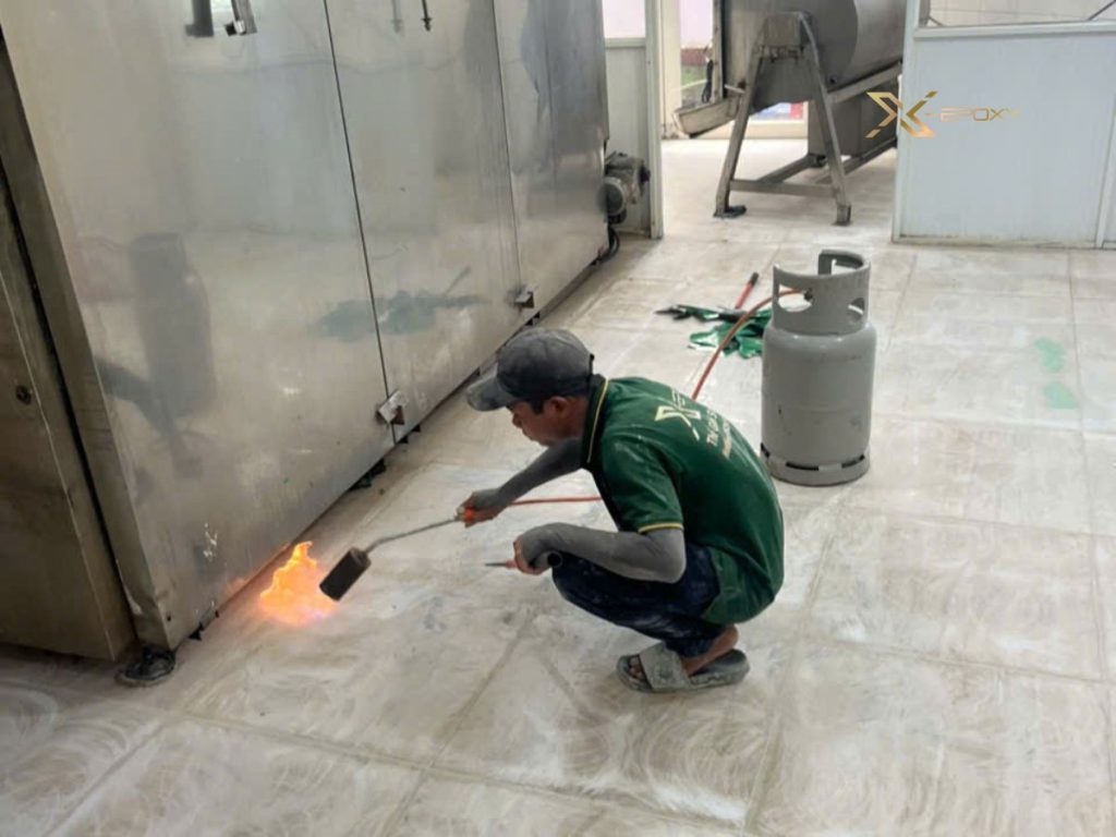 Cải tạo sàn Epoxy 32m² khu bếp công nghiệp tại An Lạc, Bình Tân 9 Đội ngũ X-Epoxy đang khò nhiệt độ ẩm, giúp triệt tiêu lượng hơi nước tồn động