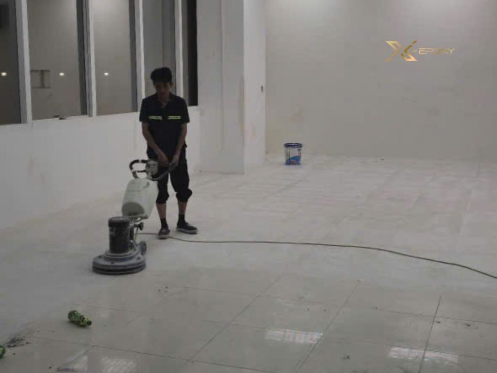 Giải pháp sơn tự san phẳng giả đá cho phòng LAB hóa tại tòa Sacom 7 Xử lí bề mặt sàn trước và tiến hành đi lớp sơn lót chuyên dụng