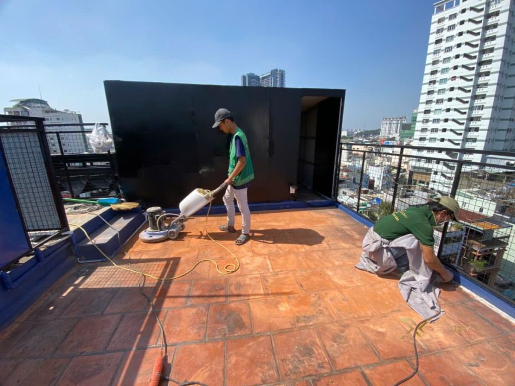 Đọi ngũ X-Epoxy dùng máy mài đĩa để mài phá bóng gạch cũ. 
