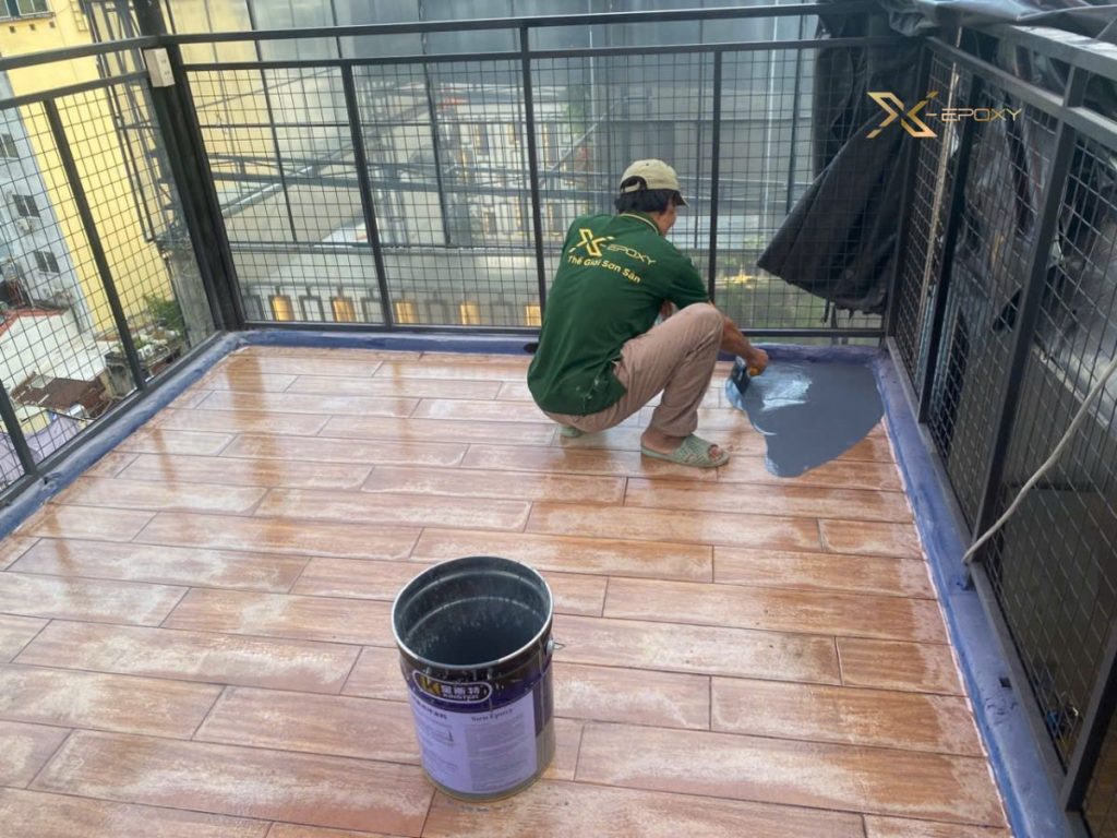 Thợ tiến hành lăn phủ 1 lớp sơn lót chuyên dụng có khả năng thẩm thấu cao.