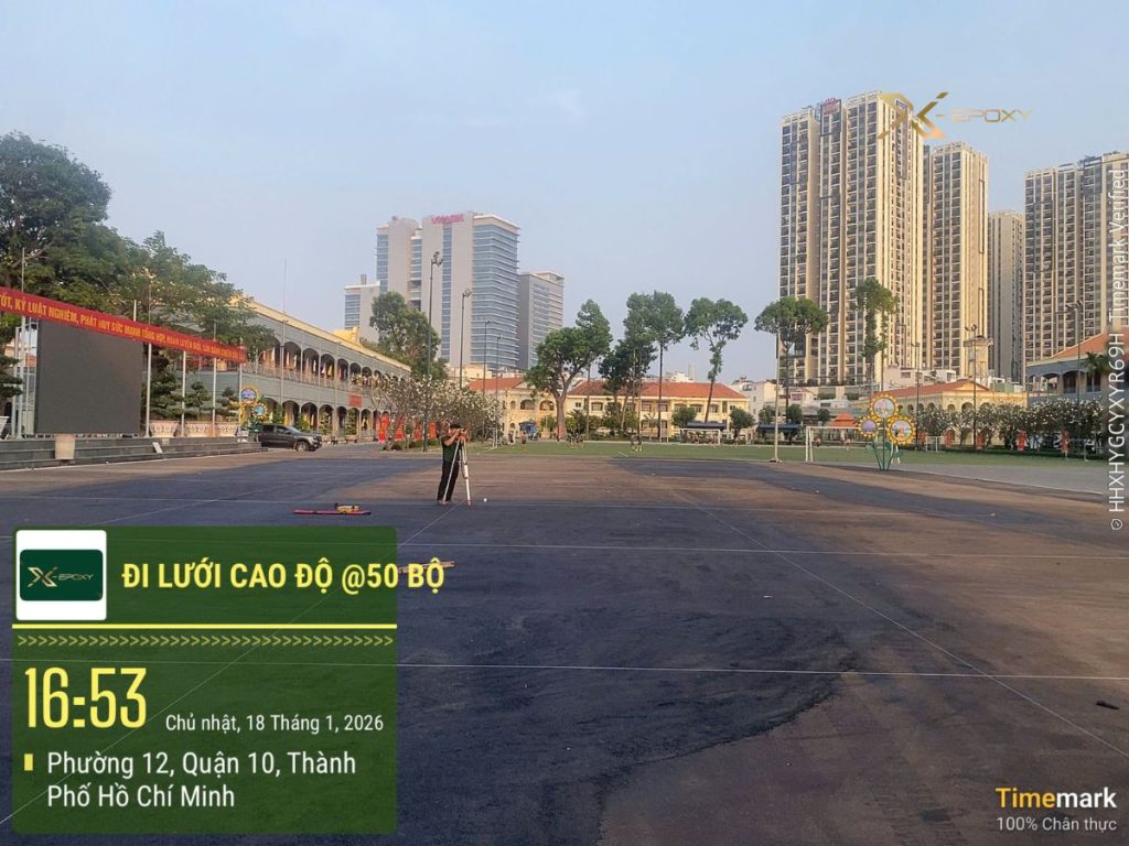 Thi công cụm 13 sân Pickleball Bộ Tư lệnh, Quận 10 8 Kỹ sư X-Epoxy lắp đặt máy thủy bình để bắn cao độ trắc địa và thổi bụi làm sạch cốt nền nhựa đường